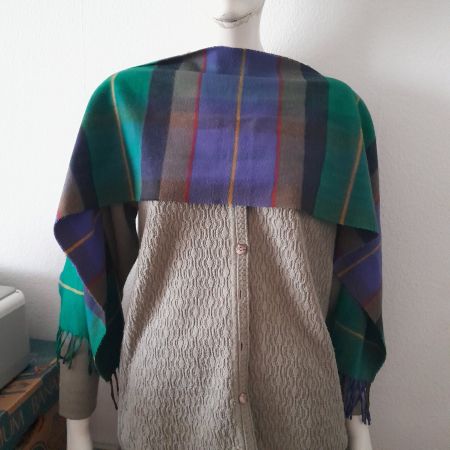 Schöner Winterschal, grün/blau/gelb kariert, Fransen