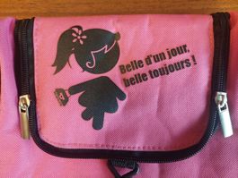 Adorable trousse de toilette rose bonbon à suspendre ! Neuve