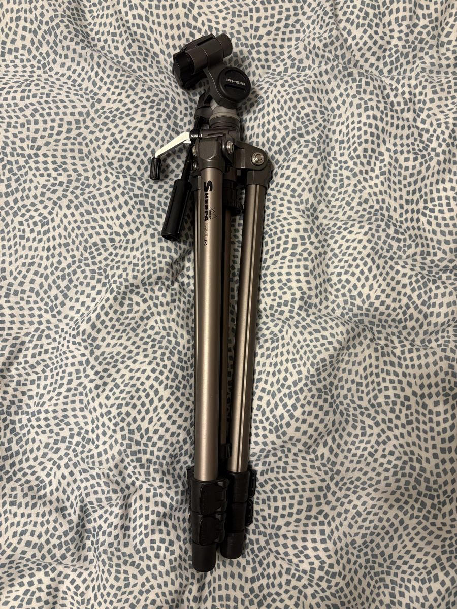 Velbon Treppiedi & Teste: Trépied Sherpa 250R – Usato da Corseaux venduto da dow_s6cj