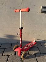 Kinderroller / Scooter / Trottinett mit leuchtenden Reifen