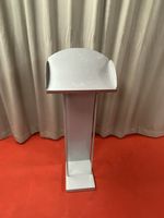 Rednerpult oder Empfangsdesk