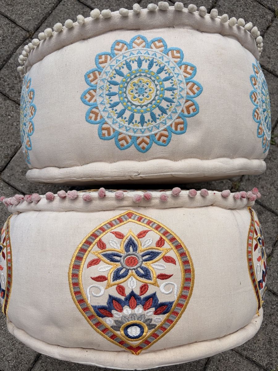 Sgabelli: 2 Poufs bestickt mit Mandala Muster beige gebraucht – Usato da Bonaduz venduto da san_9qpy 2