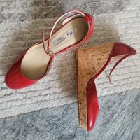 Chaussures compensées en cuir verni.