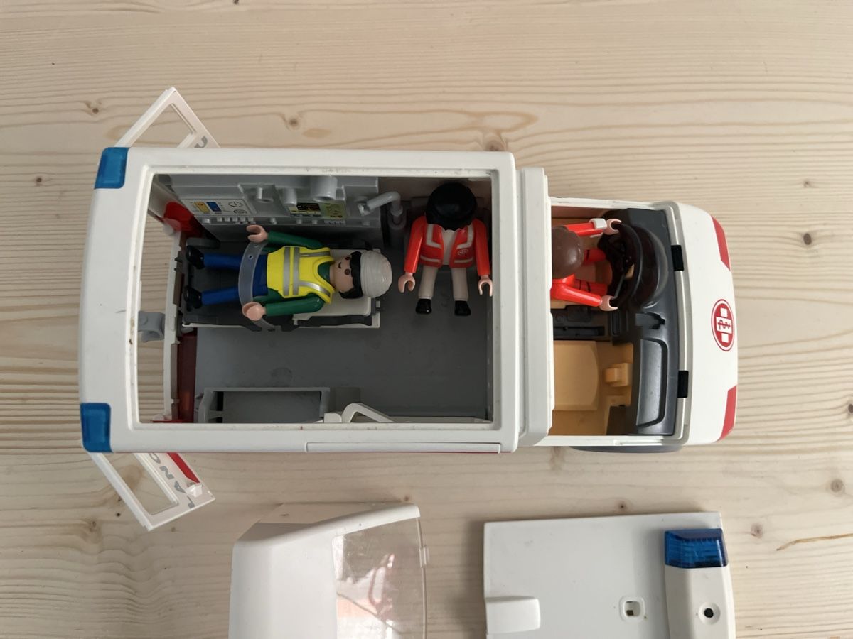 Playmobil Giocattoli: Playmobil Krankenwagen – Usato da Derendingen venduto da Carbon10 1