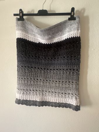 %HANDGESTRICKTER ROCK GRAU-WEISS FARBVERLAUF%
