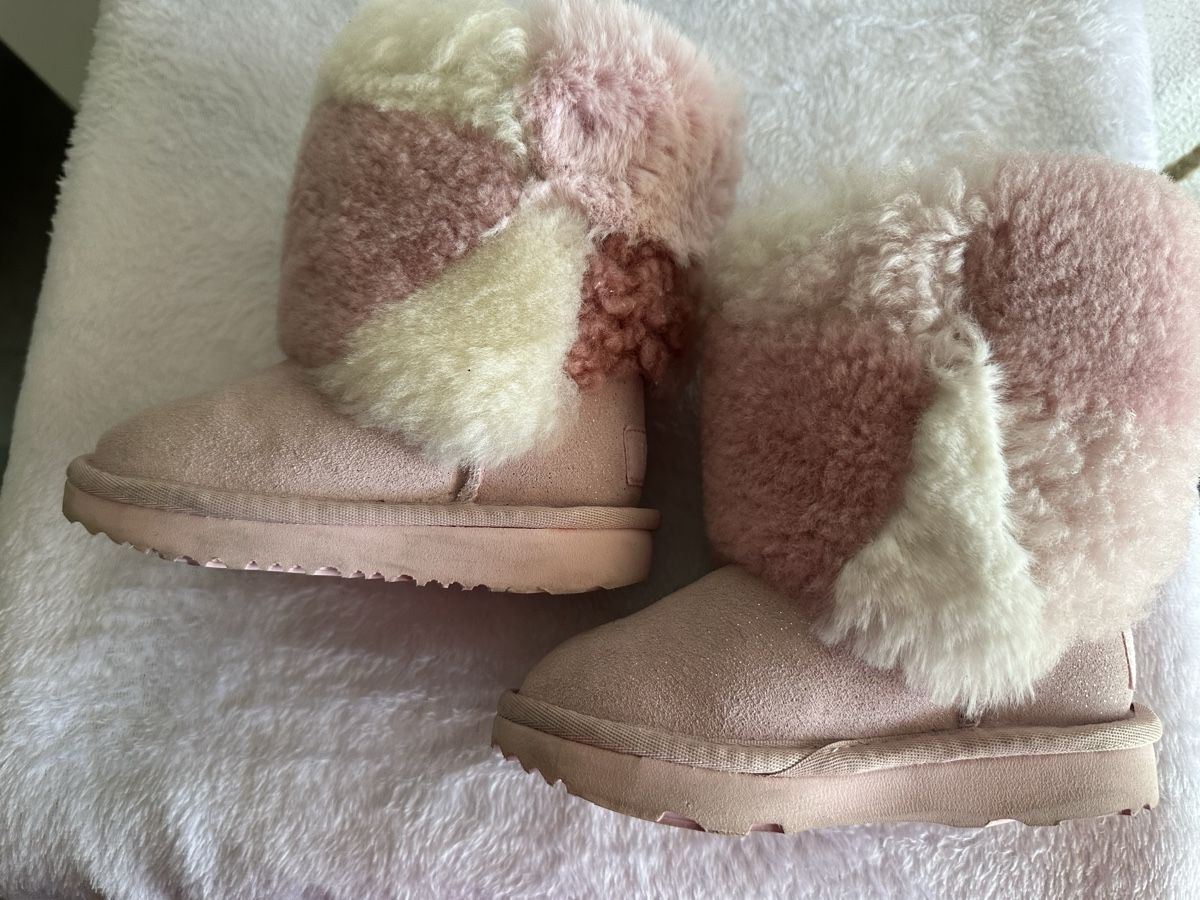 Ugg Scarpe per ragazze: UGG Boots Classic Short Patchwork Fluff Grösse 25 rosa🎀 – Usato da Safenwil venduto da Whoopie1 5