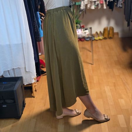 Olivgrüner Midi Rock mit Goldton mbym L