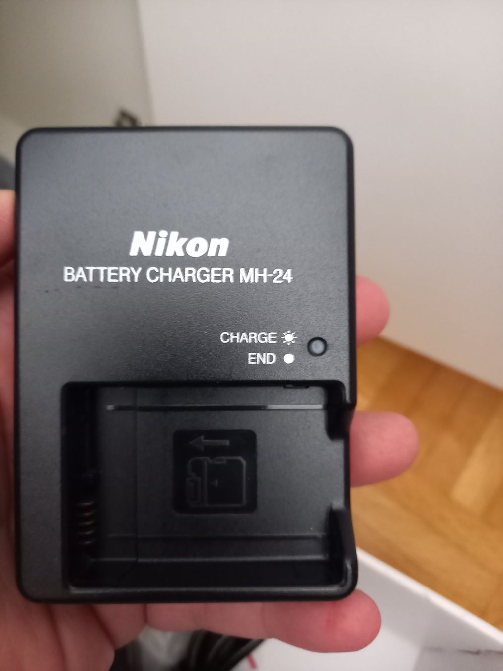 Nikon Altri Accessori: Nikon MH-24 battery charger – Usato da Allschwil venduto da d.genchev