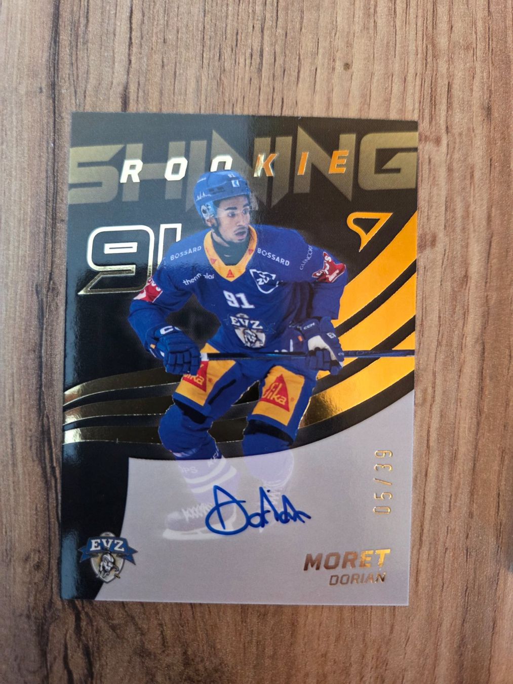 Sportzoo Carte collezionabili: EVZ - Dorian Moret - Shining Rookies SIGNED 05/39 – Nuovo (secondo la descrizione) da Arzier-Le Muids venduto da SmellyCat