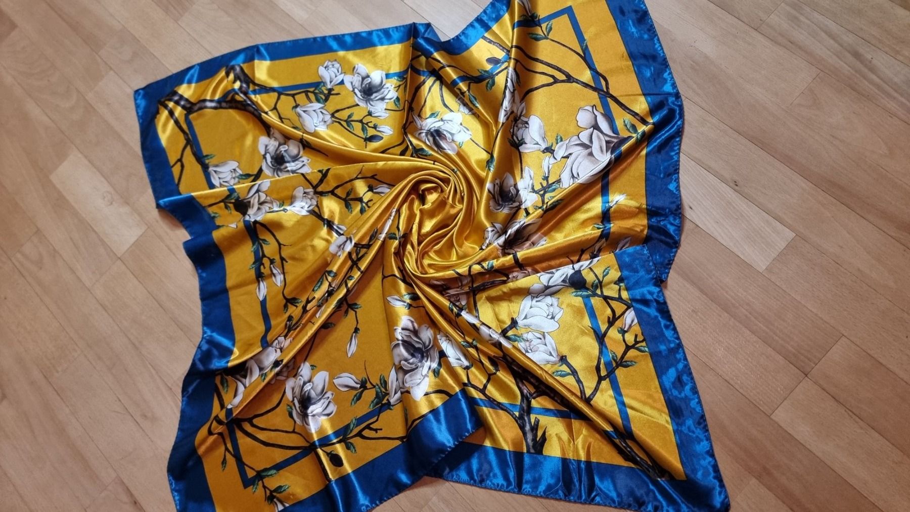 Foulard & Sciarpe: Elegantes Tuch 89x89 cm goldfarben – Usato da Wald ZH venduto da CapLux 1