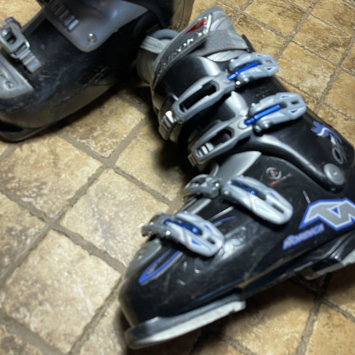 Nordica Herrenschuhe: Scarponi da sci Nordica Gr. EU 27.5 – Gebraucht aus Gordevio von LanaZimm