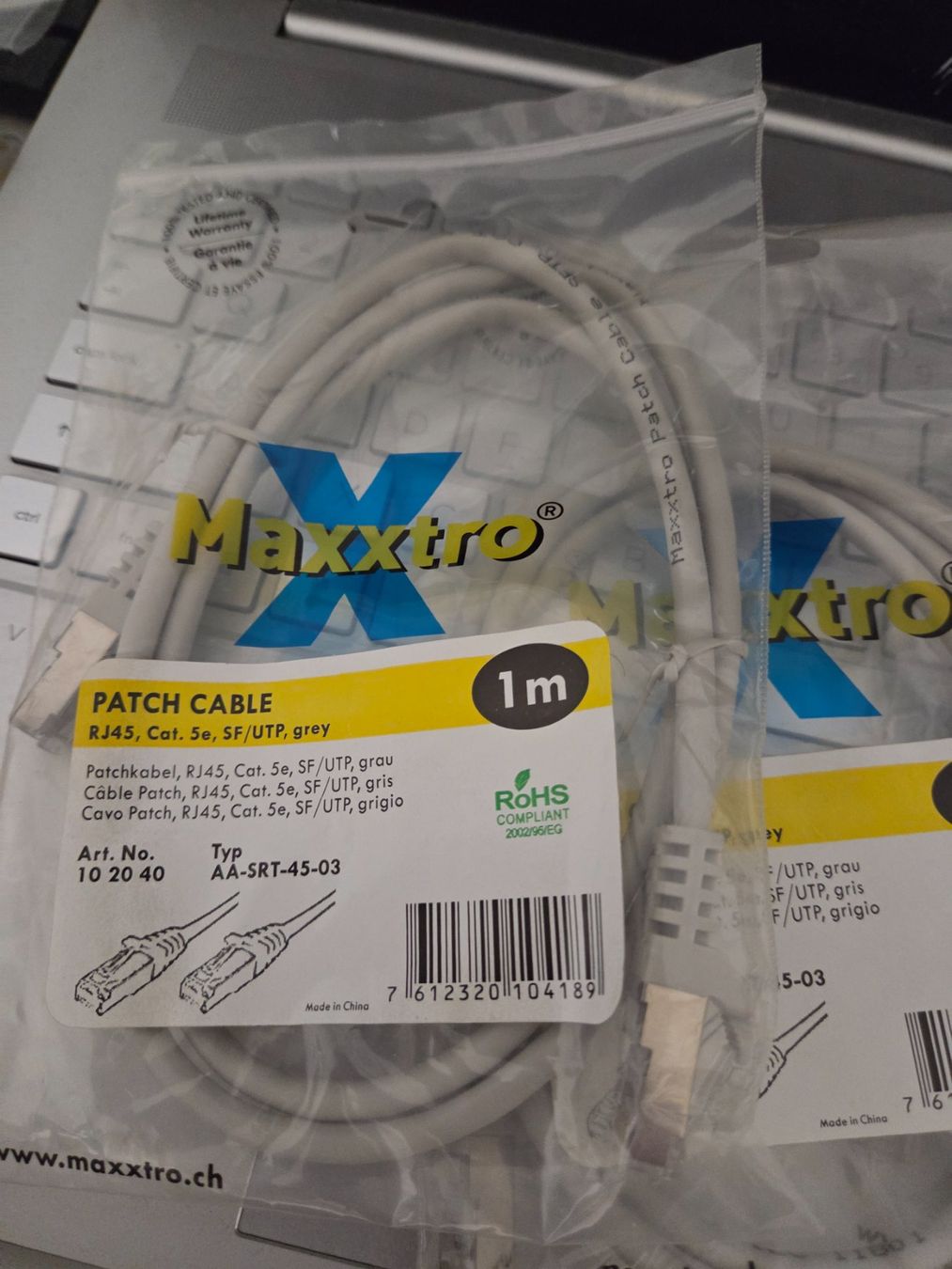 Kabel: Netzwerkkabel Patchkabel Cat5e kat5e Rj45 UKV maxxtro 1m – Neu und originalverpackt aus Zürich von Alibaba1234