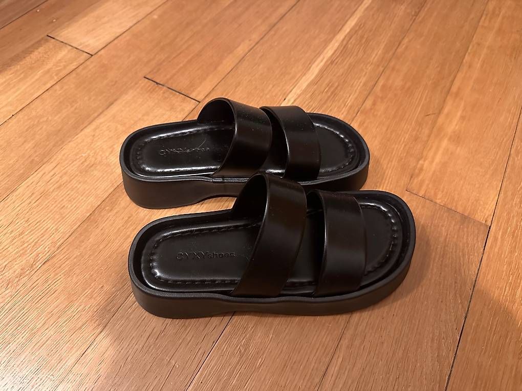 Scarpe da donna: Plateau-Slippers schwarz – Nuovo (secondo la descrizione) da Liestal venduto da alidajulia 1