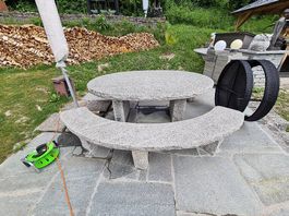 Gartentisch Granit rund mit Sitzbank neuwertig