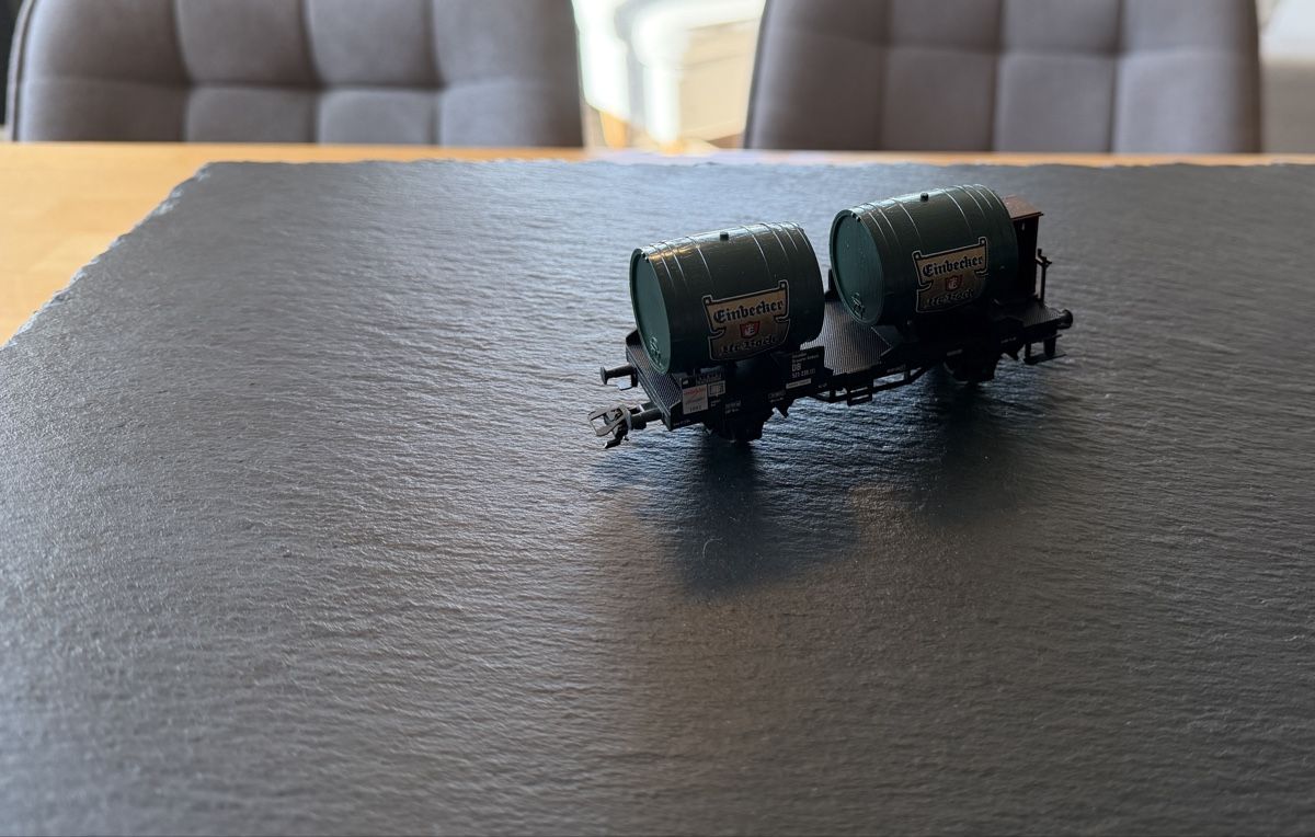 Märklin Modellini di ferrovie: Zwei-Achsen-Kesselwagen mit zwei Fässern Einbecker Bier – Usato da Kreuzlingen venduto da mat_xgv6