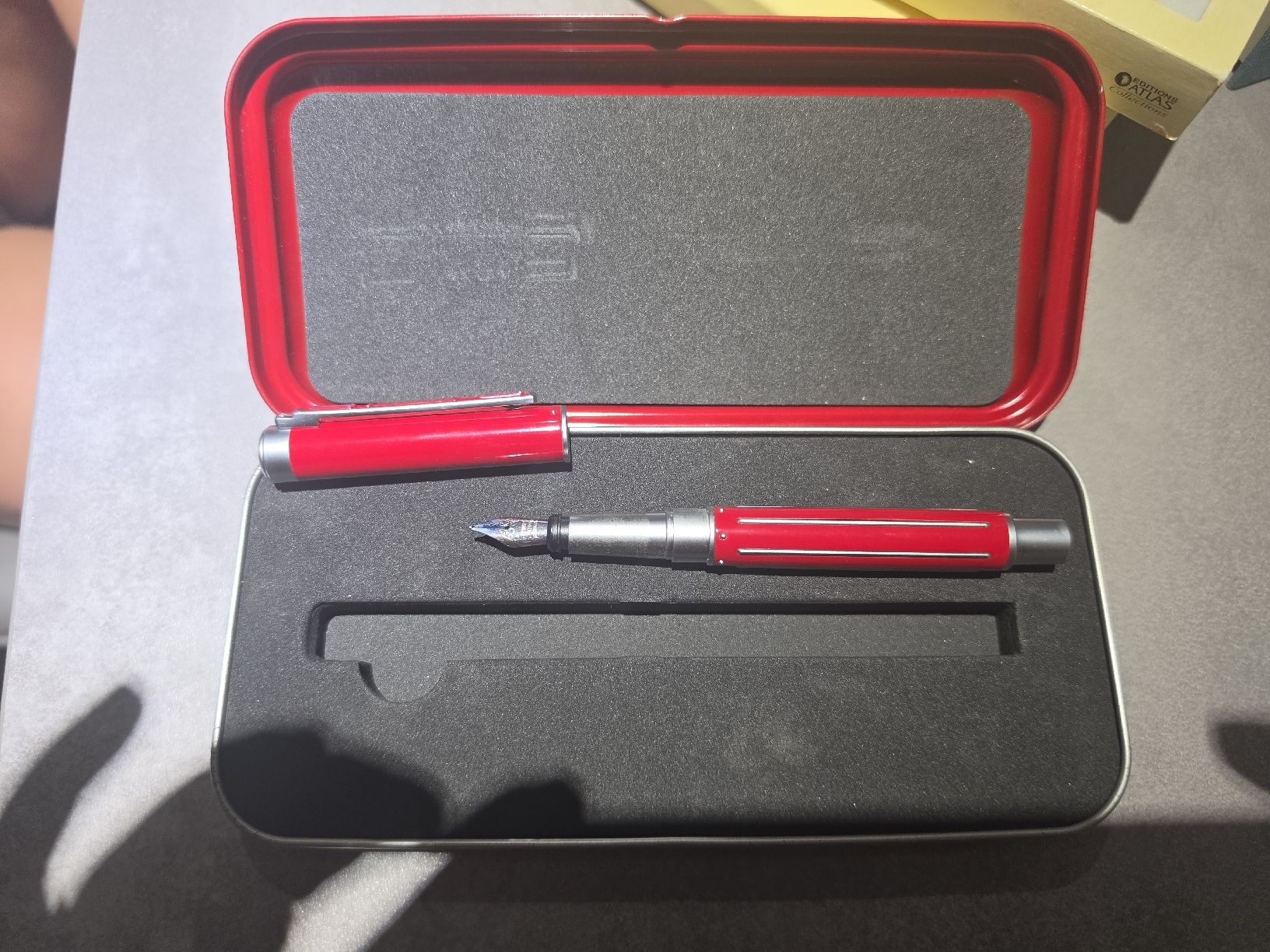 Il mondo degli animali: Stylo plume Ferrari rouge – Usato da Le Lignon venduto da ald_7lqp 1