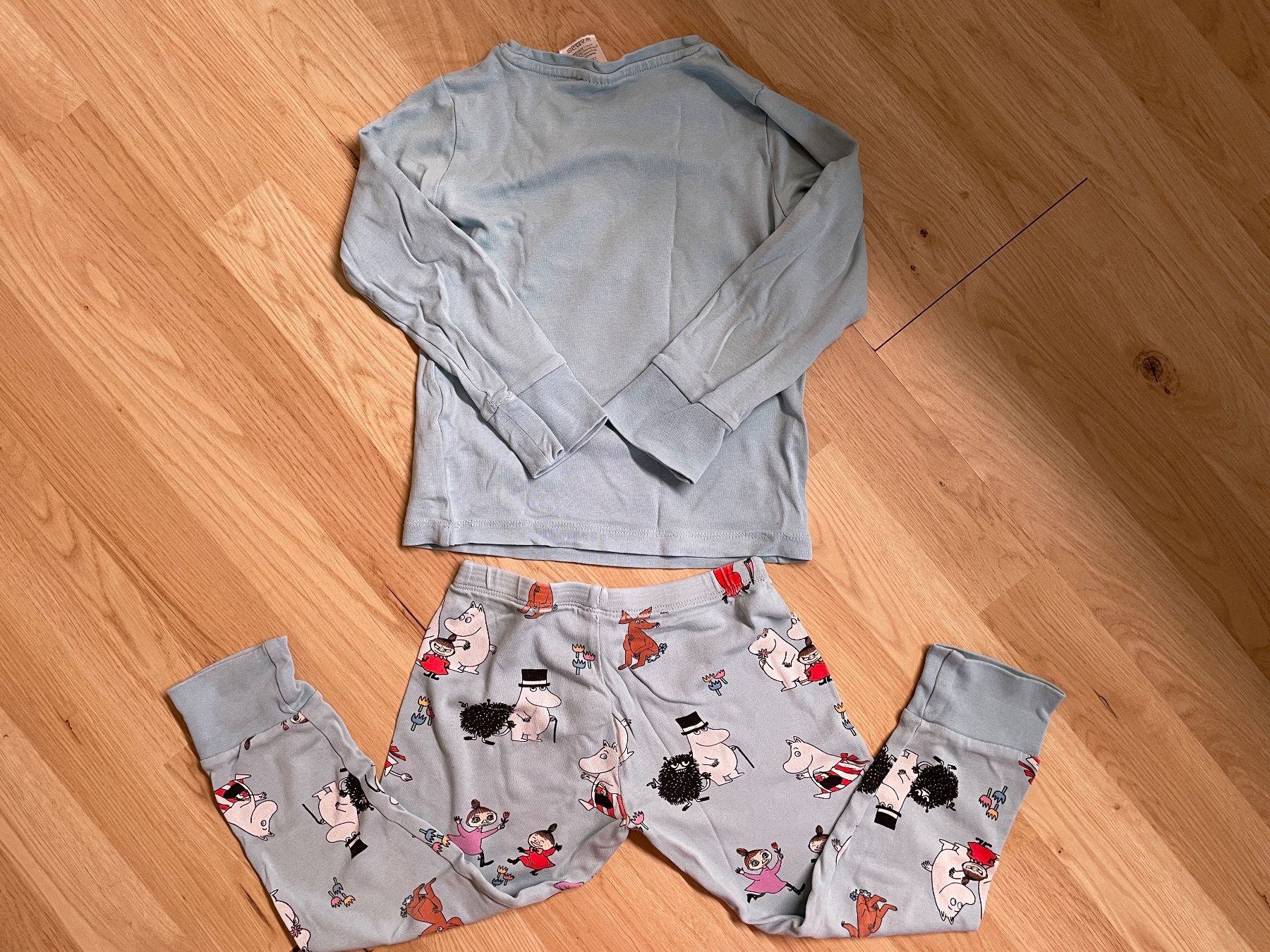 Pyjamas & Ähnliches: Mumin Pyjama von MOOMIN, hellblau, Grösse 98/104 – Gebraucht aus Himmelried von kern.marko 1