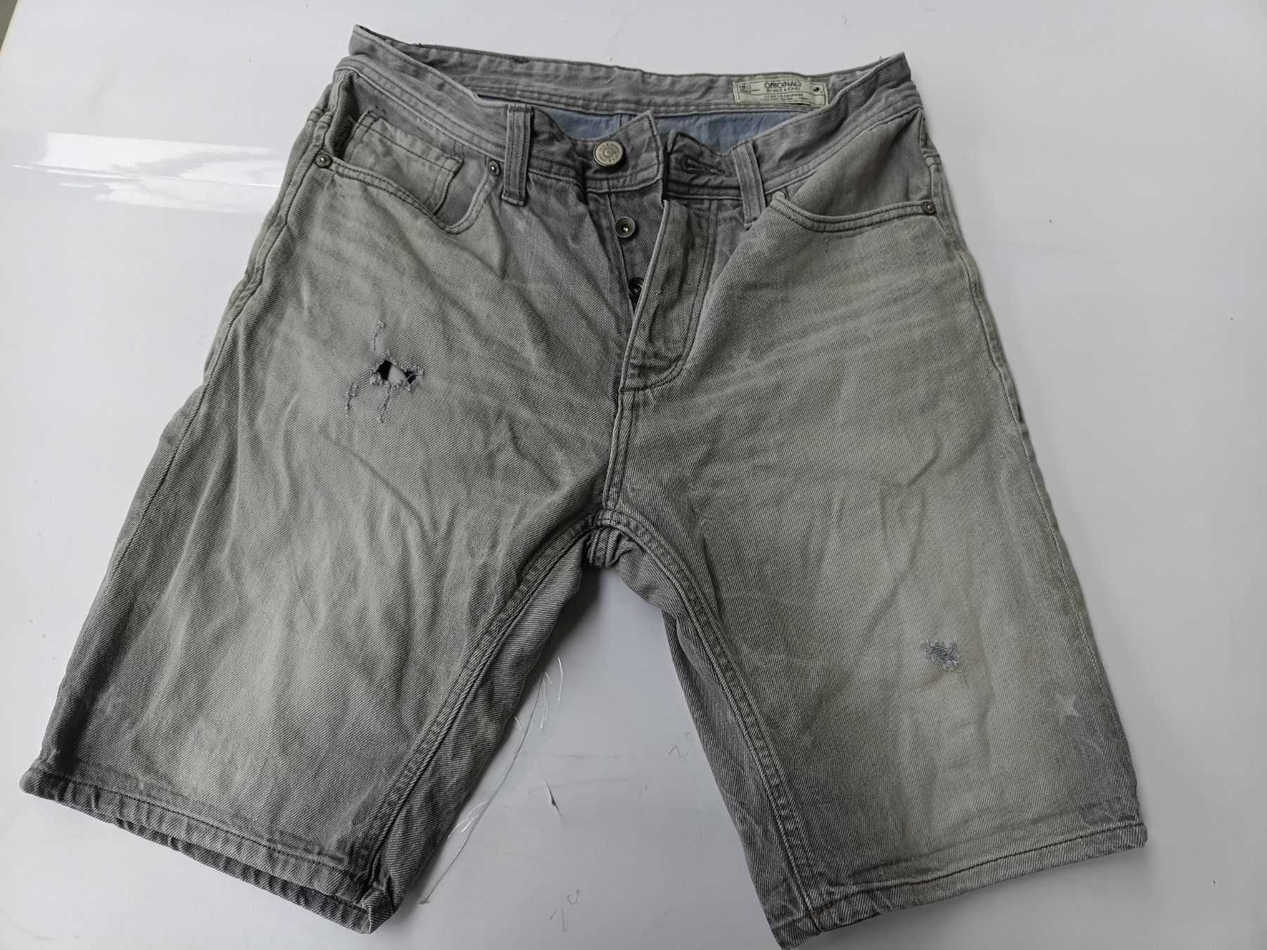 Jack & Jones Hosen: Herren Jeansshorts Jack & Jones Grösse 30 – Gebraucht aus Wängi von Ladys_First