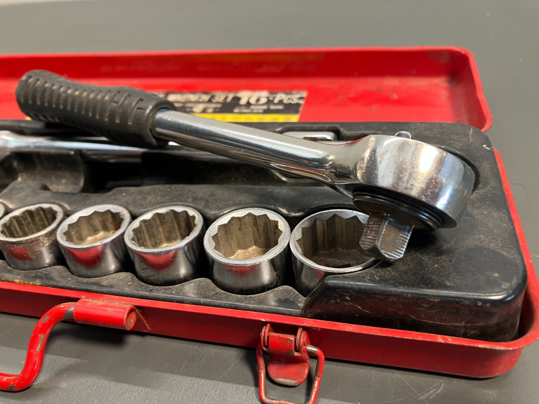 Tous les outils: UNIC - 16Teiliges Profi Gedoren/Ratschen Set ab 1.- – D'occasion à Lichtensteig par Buy24International 2