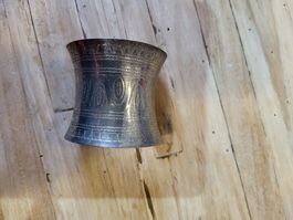 Vintage Armreif aus Tibet-Silber mit Prägungen