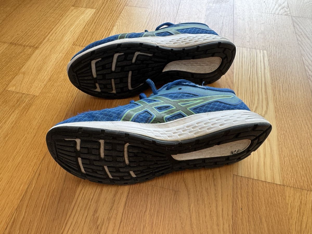 Asics Chaussures garçon: Asics Laufschuhe Gr. 35 – D'occasion à Ostermundigen par Clood 2