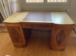Antiker Schreibtisch aus Holz mit Intarsien