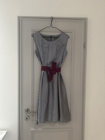 60s Style  Seidenkleid, Grau Weiss gepunktet, lila Gürtel