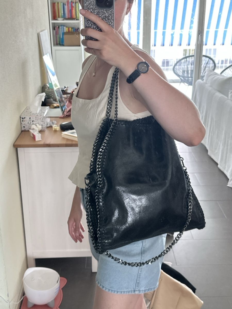 Borse da donna: Schwarze Leder Handtasche mit Kette – Usato da Zug venduto da a.marryl 1