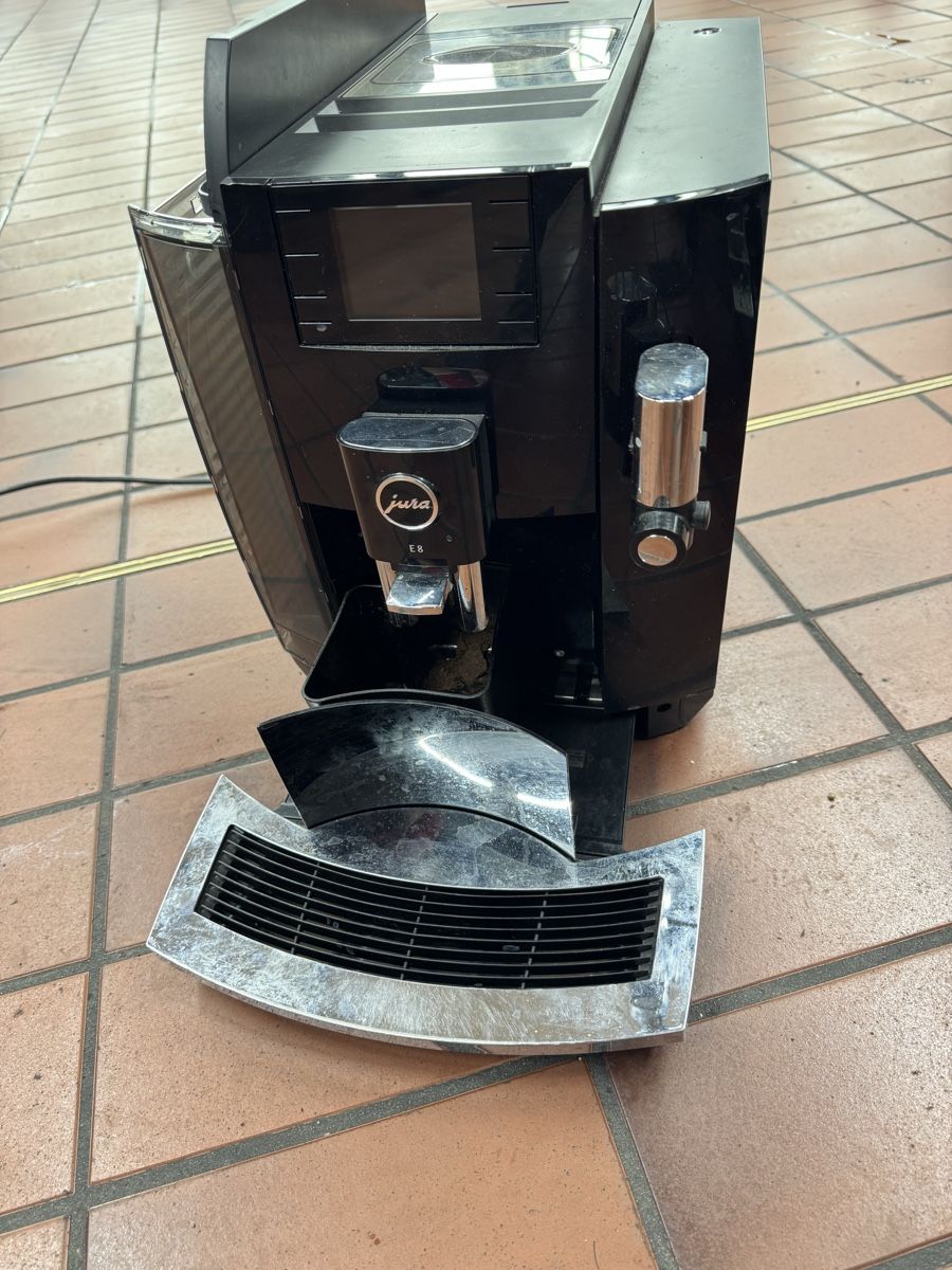 Jura Macchine per caffè & Macchine per espresso: Kaffemaschiene Jura E8 – Difettoso da Gebenstorf venduto da jome70 2