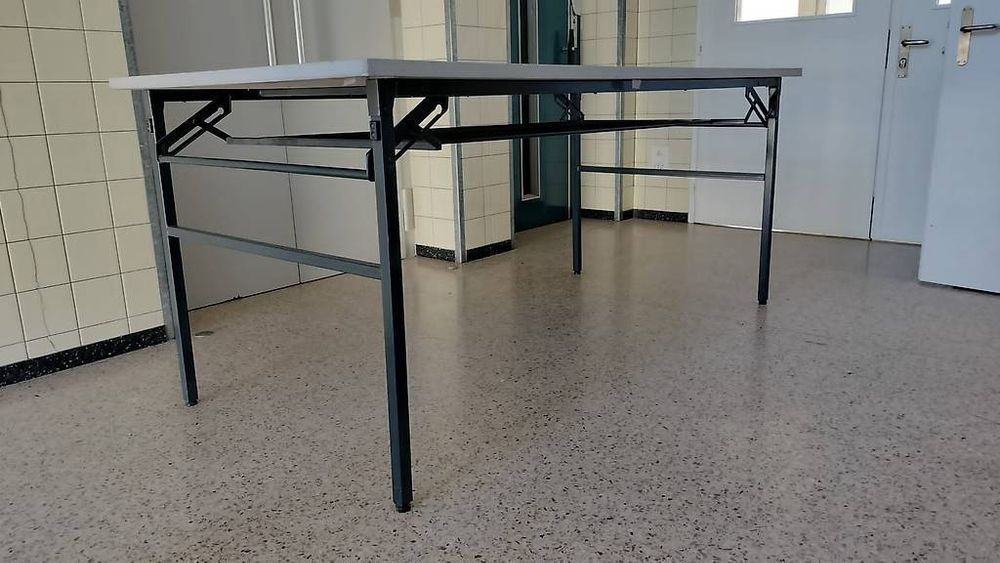 Tische: zusammenklapbaren tisch – Gebraucht aus Grenchen von Aowen 1