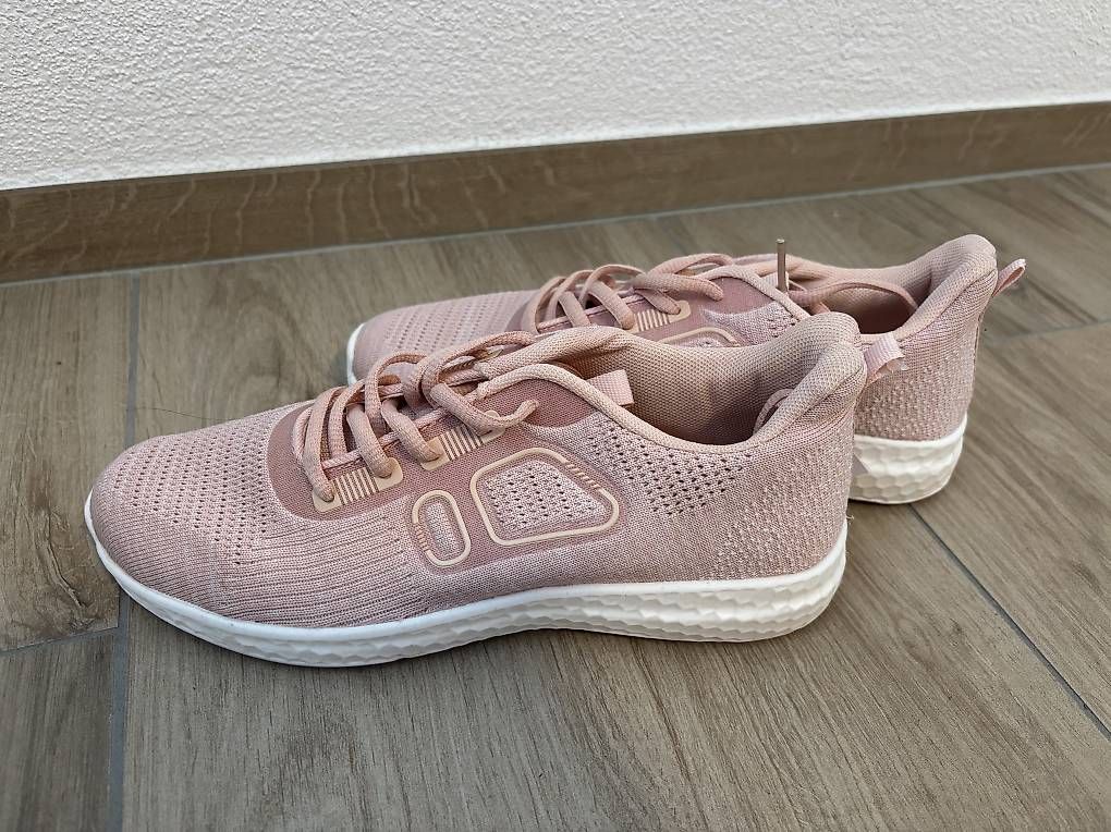 Schuhe für Mädchen: Rosa Turnschuhe – Gebraucht aus Niederwil AG von jul_xms5