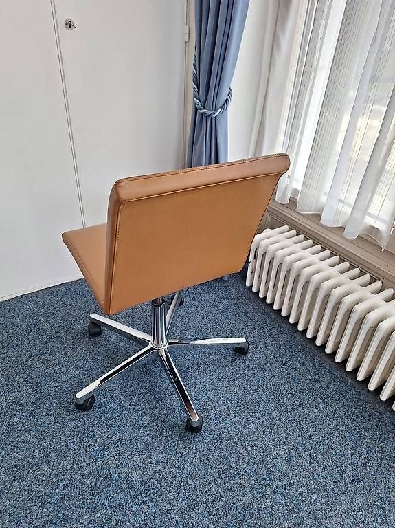 Set di tavolo e panche: Table ronde et ses 4 chaises de bureau/ conférence – Usato da lausanne venduto da andre_rcht 3