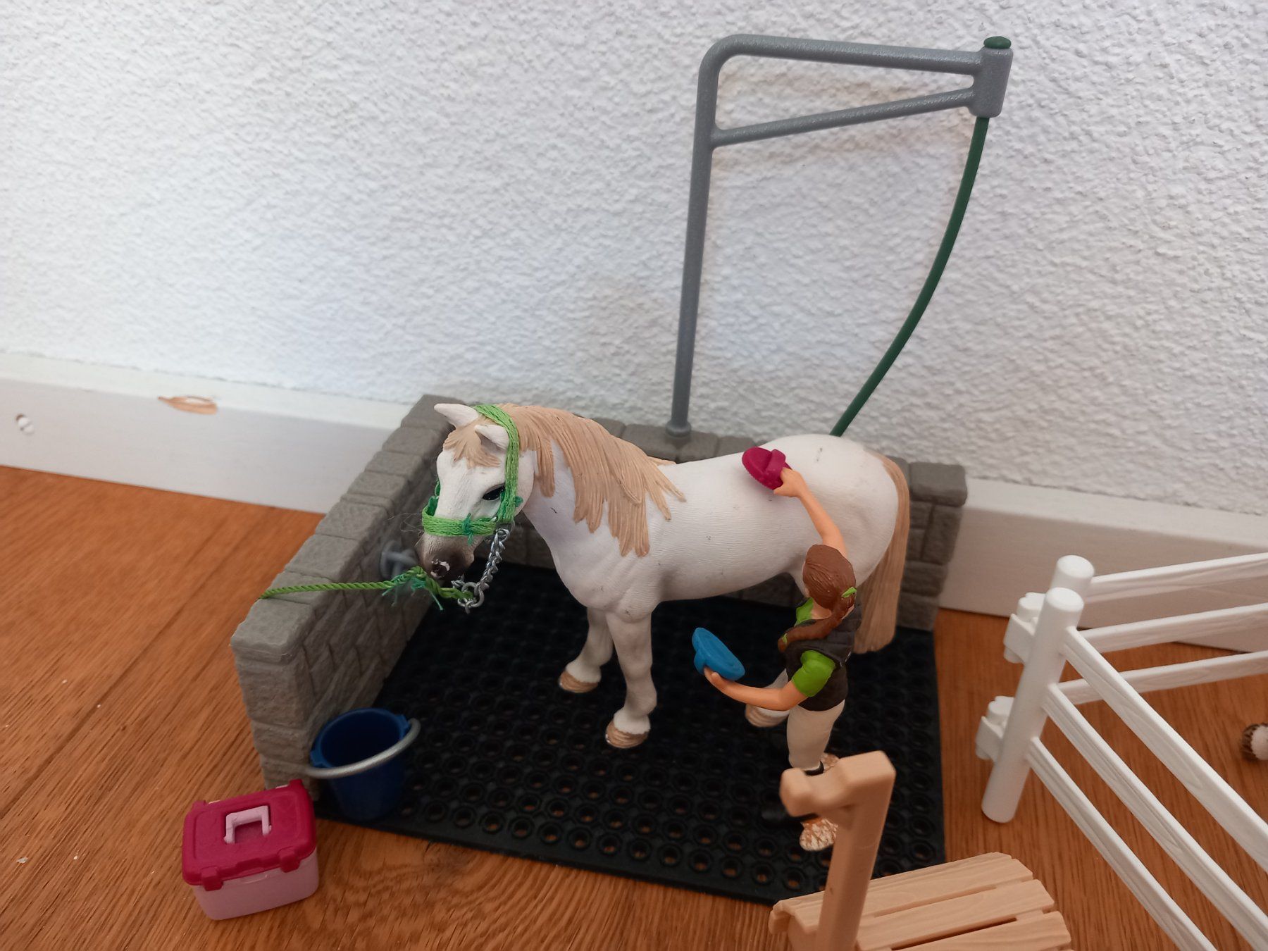 Schleich Spielzeuge: SCHLEICH Stall und Picknick-Konvolut – Gebraucht aus Unterengstringen von Nincraft 2
