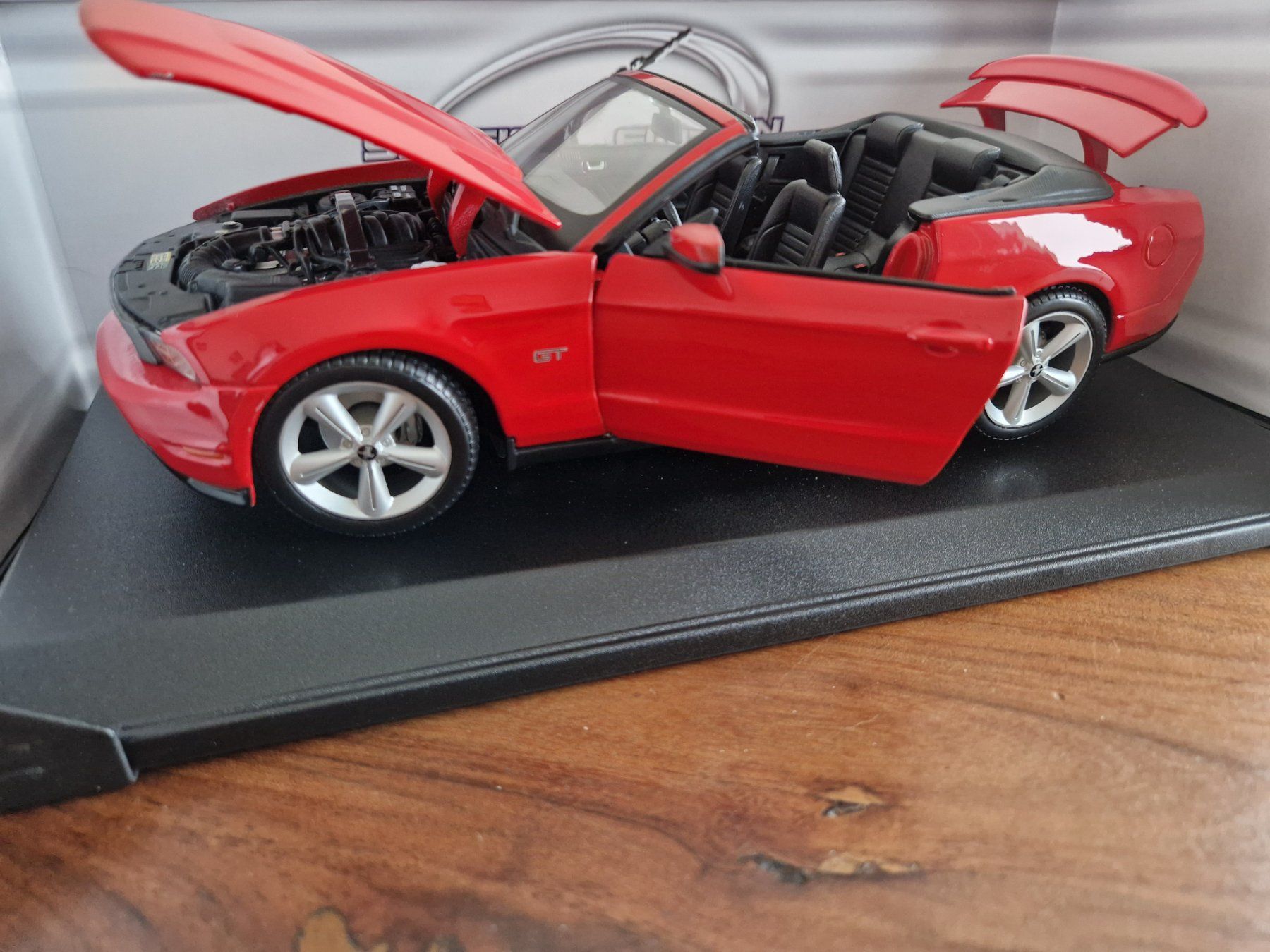 Maisto Modellini d'auto: Ford Mustang 2010  -  Modell 1:18 – Usato da Zwillikon venduto da Reweto 2