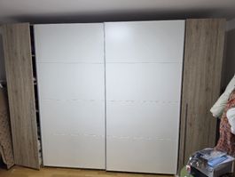 Armadio con ante scorrevoli bianco e legno 2