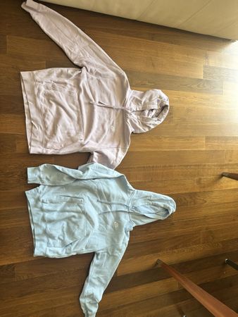 2 Nike Kapuzenpullover (Blau und Lila)