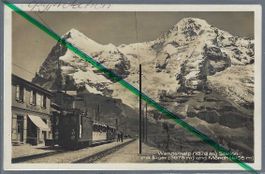 Wengernalp. Bahnhof. Eiger, Mönch. Personenzug.