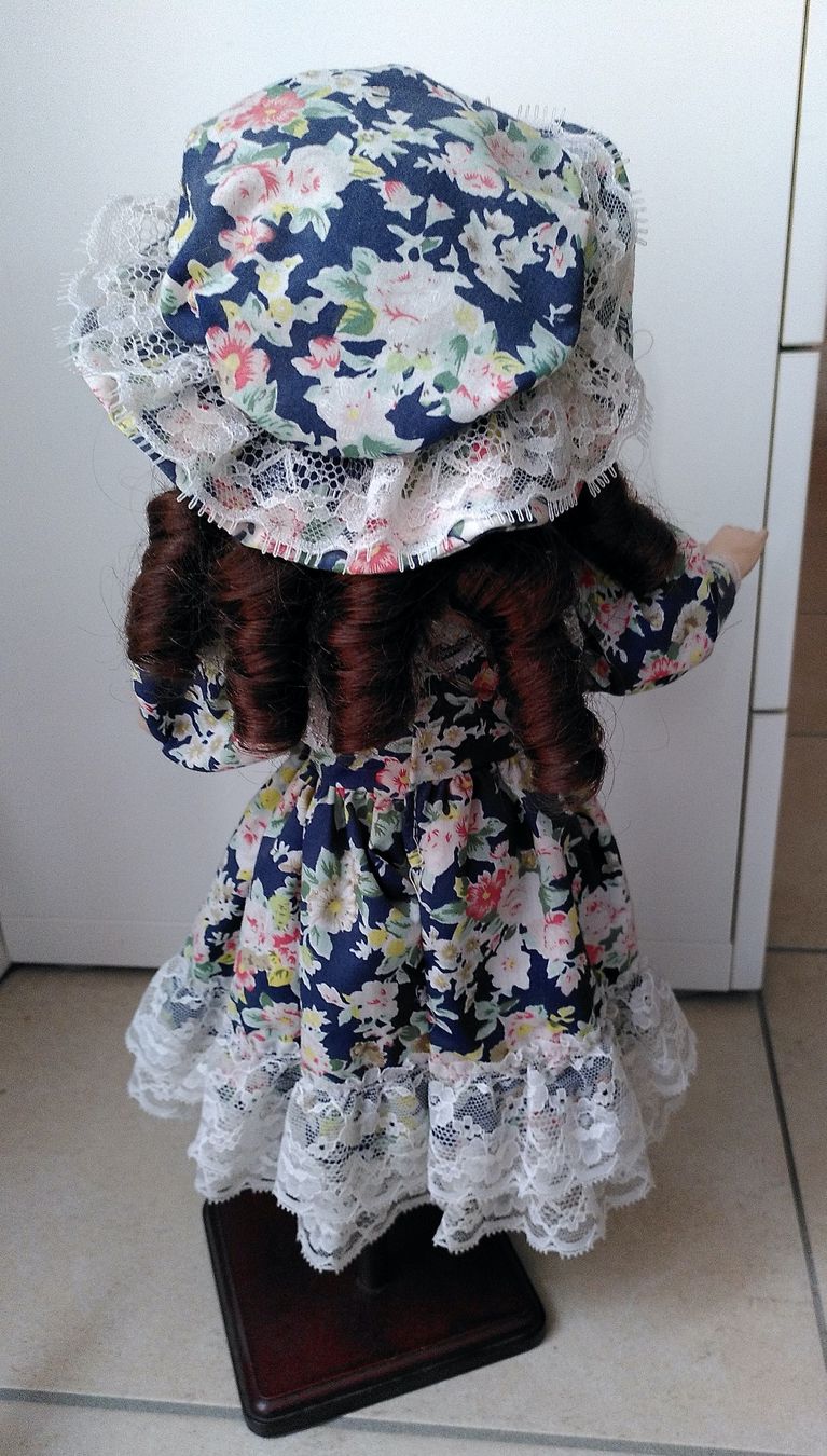 Bambole: ELEGANTE, ANTIKE PUPPE/ MIT STÄNDER – Usato da Brugg AG venduto da olamim 1