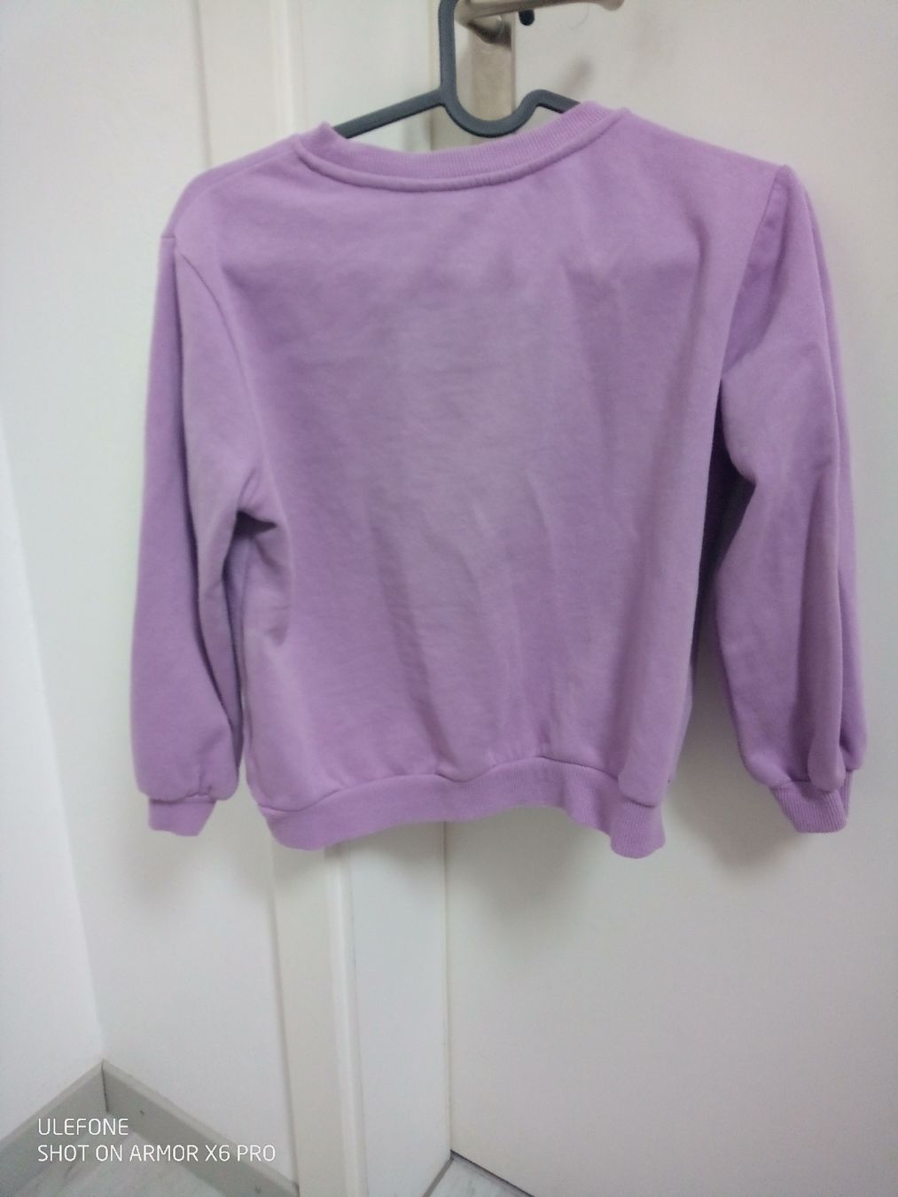 H&M Pulls et sweat-shirts: H&M Mädchen Pulli Gr.122/128 Lila mit Eichhörnchen /Pullover – D'occasion à Volketswil par Car1 1