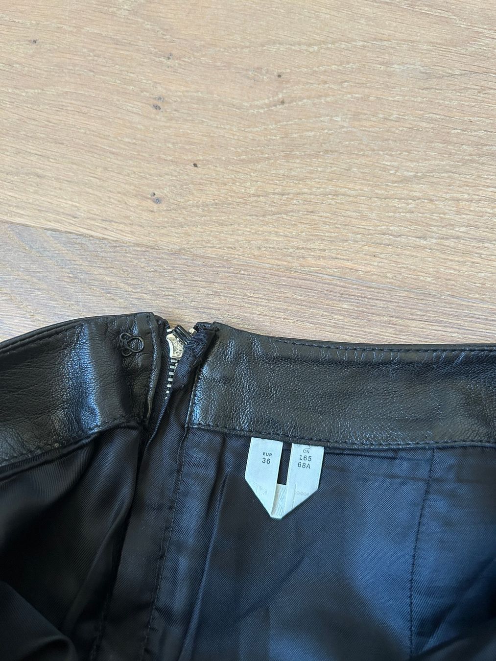 Arket Gonne: Arket Minirock aus Leder – Usato da Zürich venduto da ins_w679 2