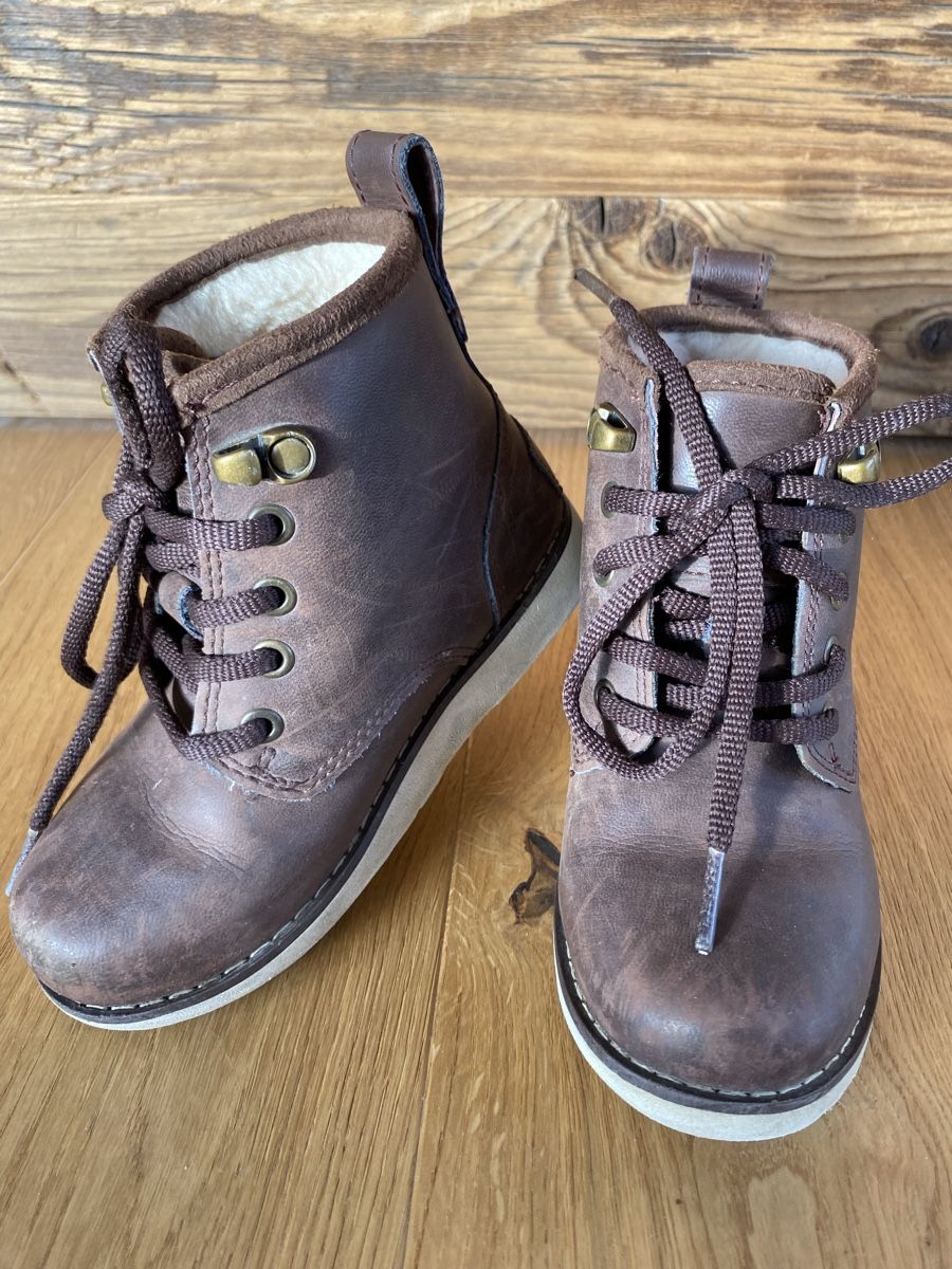 Ugg Chaussures garçon: Bottines enfant UGG T.27 – D'occasion à Riaz par lae_w8v5