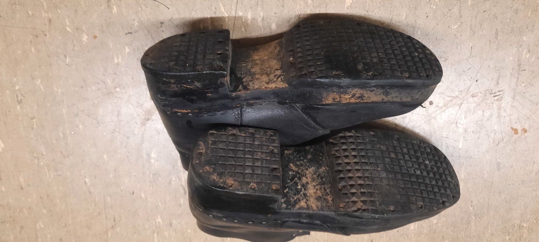 Herrenschuhe: Lederschuh mit Holzunterbau – Gebraucht aus Lauerz von manasi 1