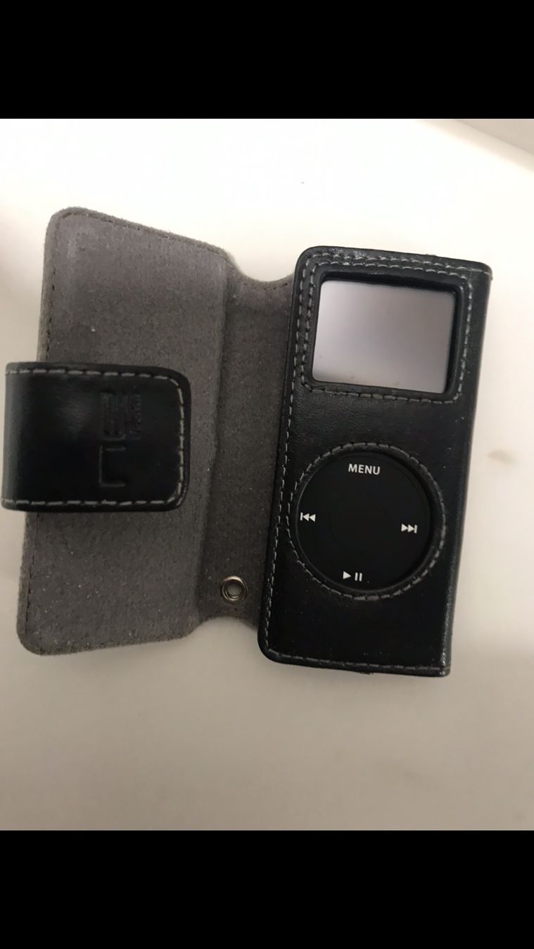 Apple Lettore multimediale portatile: Apple Ipod 4GB + Original Lederhülle+Aufladegerät – Usato da Rothrist venduto da ilodj 1