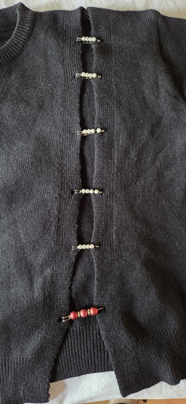 Pullover & Sweatshirts: Schwarzer Strickpullover mit speziellen Nadeln – Gebraucht aus Busswil BE von Angy1974 1
