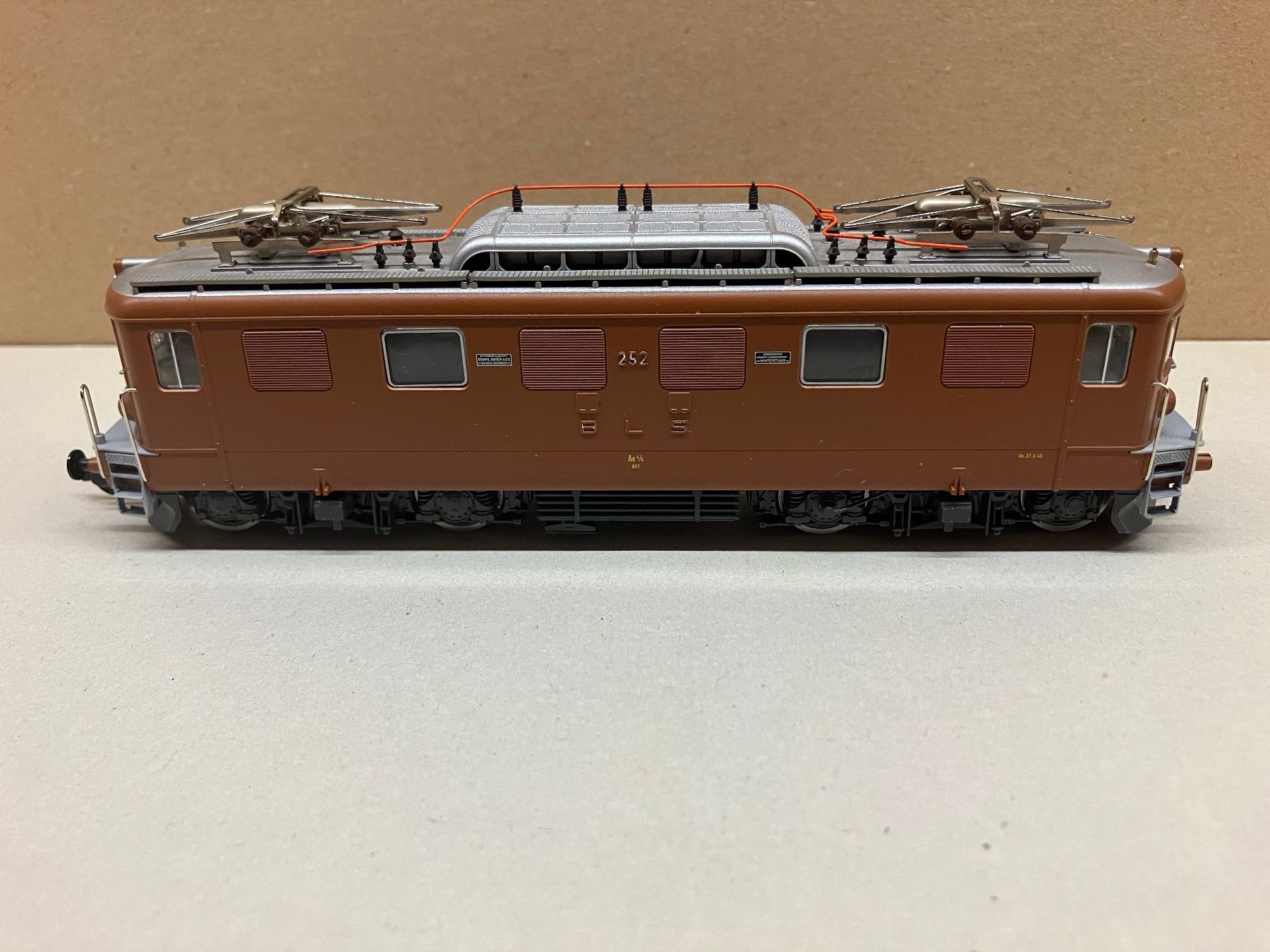 Roco Modellini di ferrovie: Roco 63883 BLS Ae 4/4 252 braun Ursprungsversion, H0 GS – Usato da Neuendorf venduto da sitek071 4