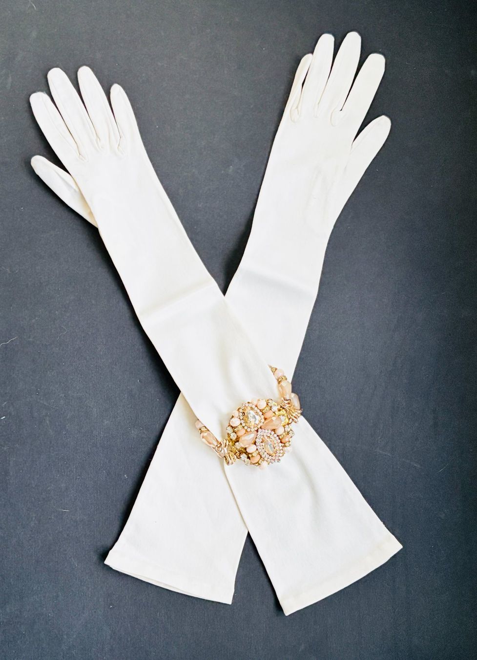Guanti & manicotti: Weisse Vintage Satin Abendhandschuhe mit Statement Armband – Usato da Kloten venduto da Nephty 7