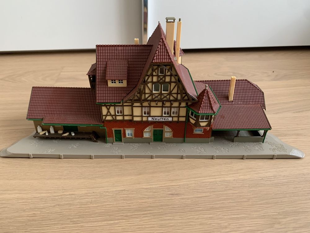 Vollmer H0 Modell Bahnhof Neuffen, Fertigbau mit Figuren | Acheter sur