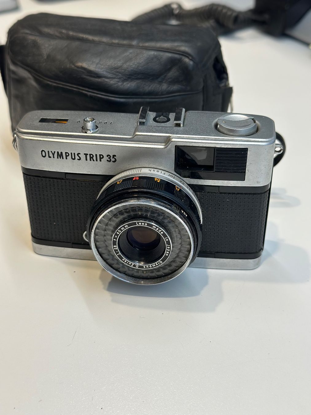 Olympus Fotocamera: Olympus Trip 35 analog Kamera mit Lederetui – Usato da Gossau ZH venduto da Foto-Brocki