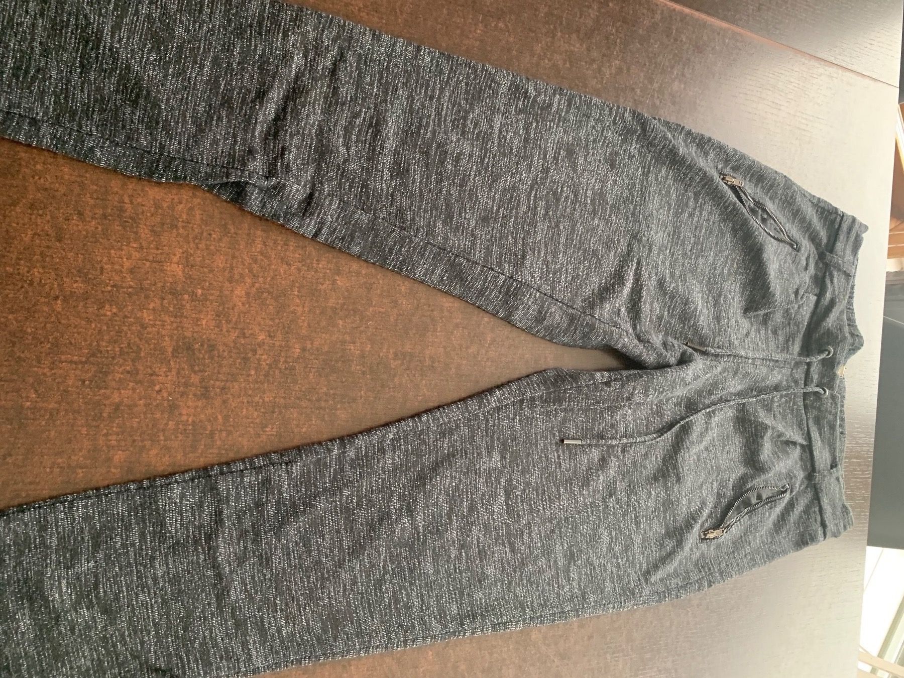Hosen: Pantalon style bas de training taille S – Gebraucht aus Domdidier von qatar1973