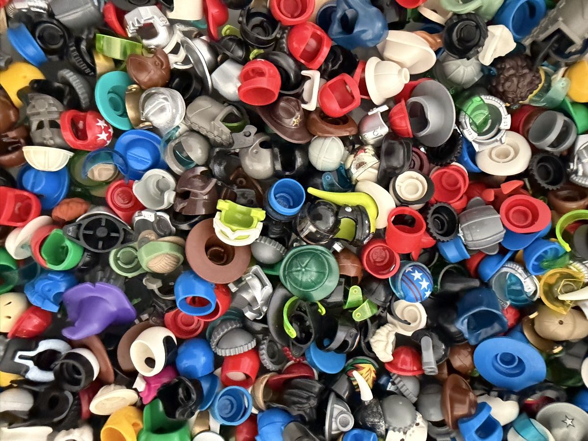 Lego Spielzeuge: 100gr.— Lego Helme  & Kopfbedeckungen. – Gebraucht aus Rheinfelden von zim_2hqc